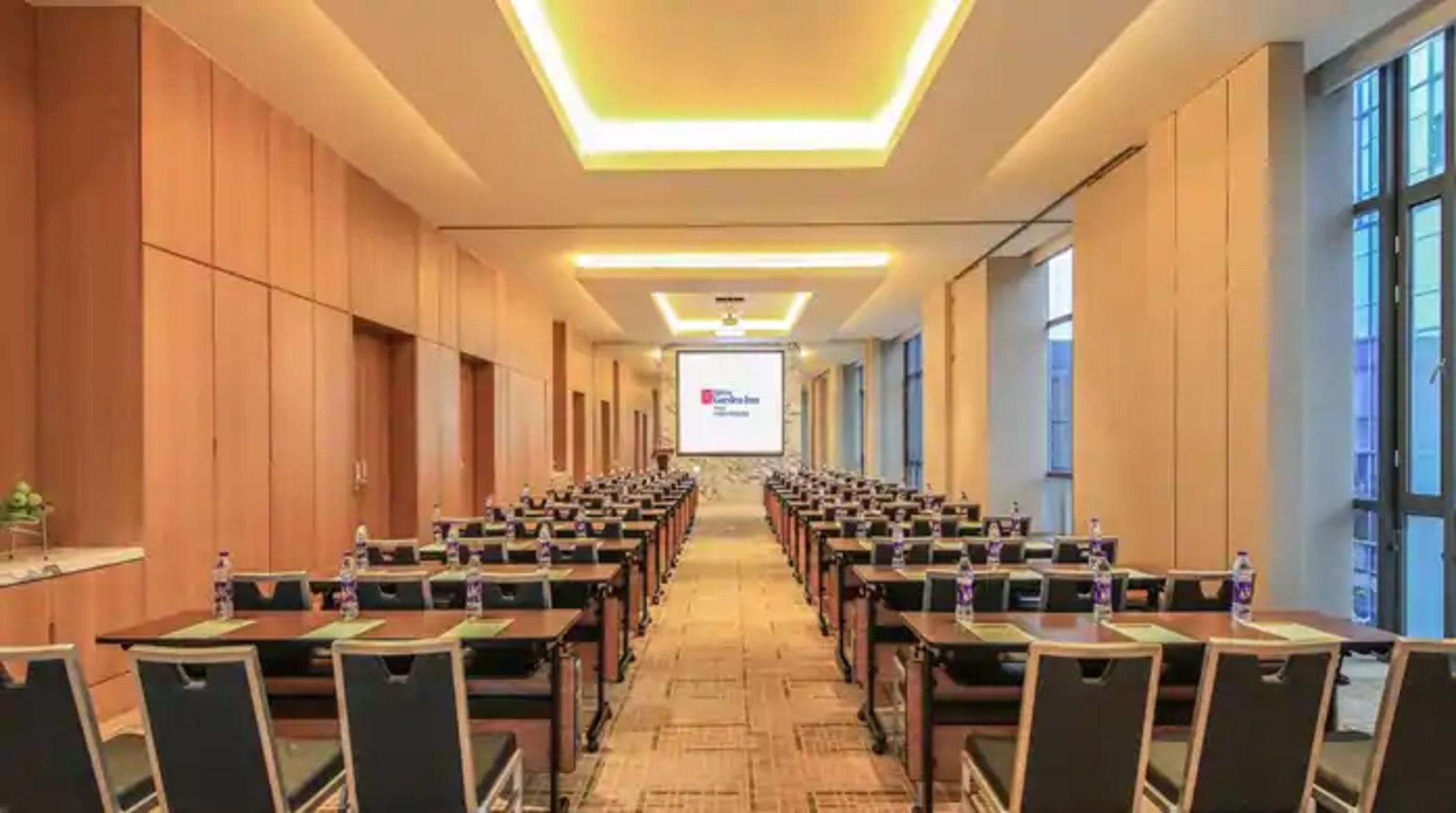Hilton Garden Inn Ningbo Bagian luar foto