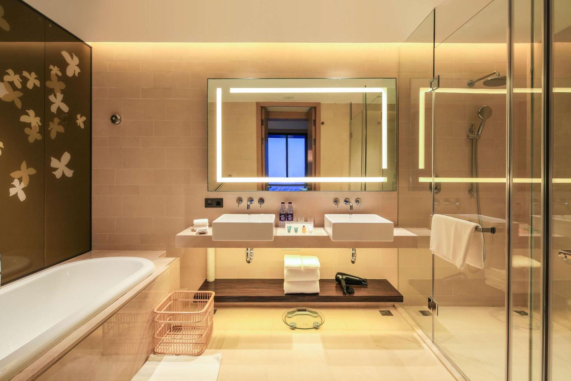 Hilton Garden Inn Ningbo Bagian luar foto
